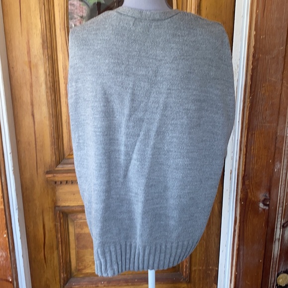 🦋 Grey Sleeveless argyle sweater runs large🦋 - Picture 3 of 4